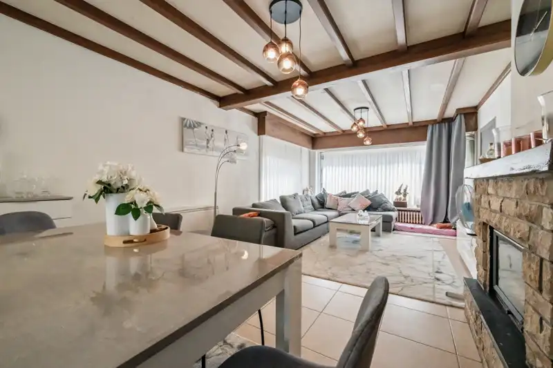 Hooglede-centrum. Stevig gebouwde woning met 3 slaapkamers op een perceel van 241 m2. Vaste huuropbrengst.  Woning rechts. foto 4