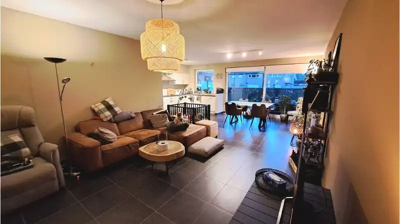 Ruim gelijkvloers 2-slaapkamerappartement met ruim TERRAS en AUTOSTANDPLAATS te huur in Brugge foto 5