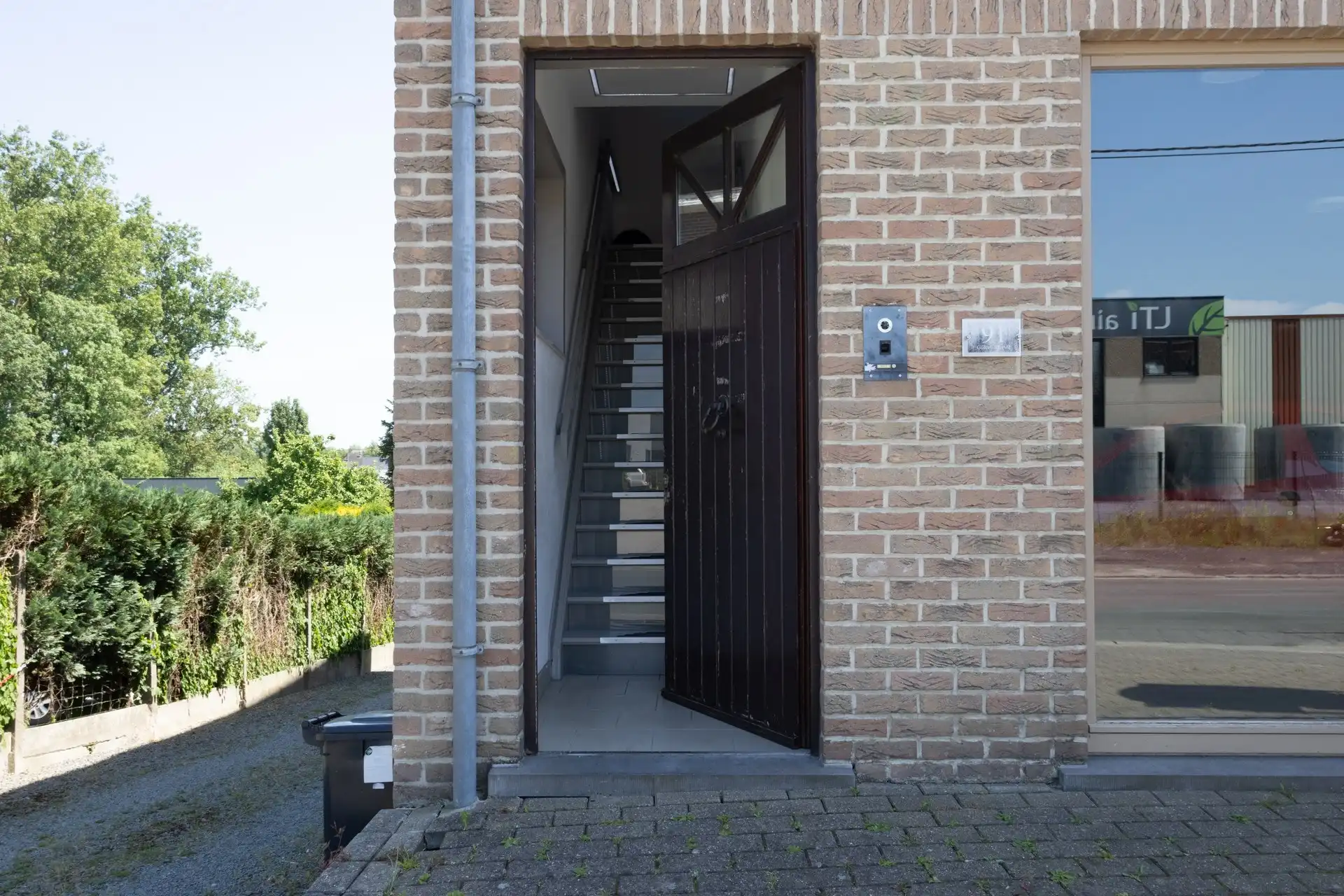 Veelzijdig handelspand met toonzaal, atelier en ruime woonst te Okegem foto 17