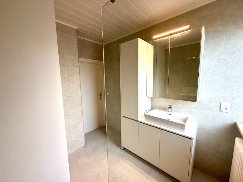 Verrassend ruim appartement met 3 slaapkamers, terras en 2 parkeerplaatsen foto 13