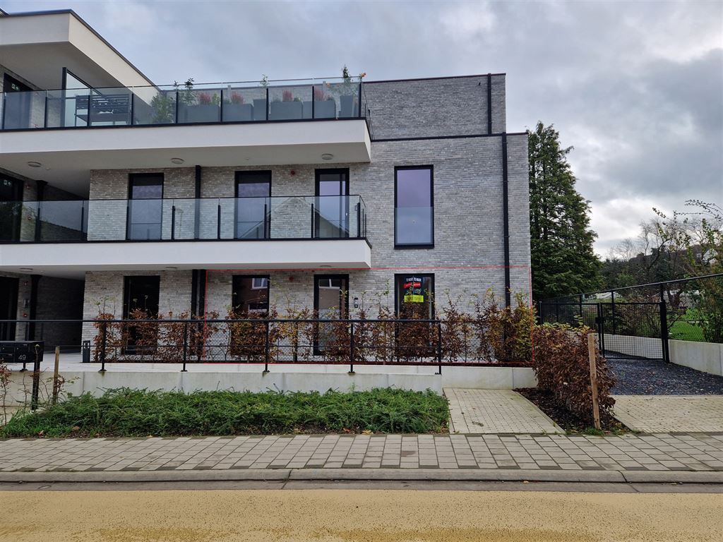 luxueus afgewerkt nieuwbouwappartement met tuin foto {{pictureIndex}}