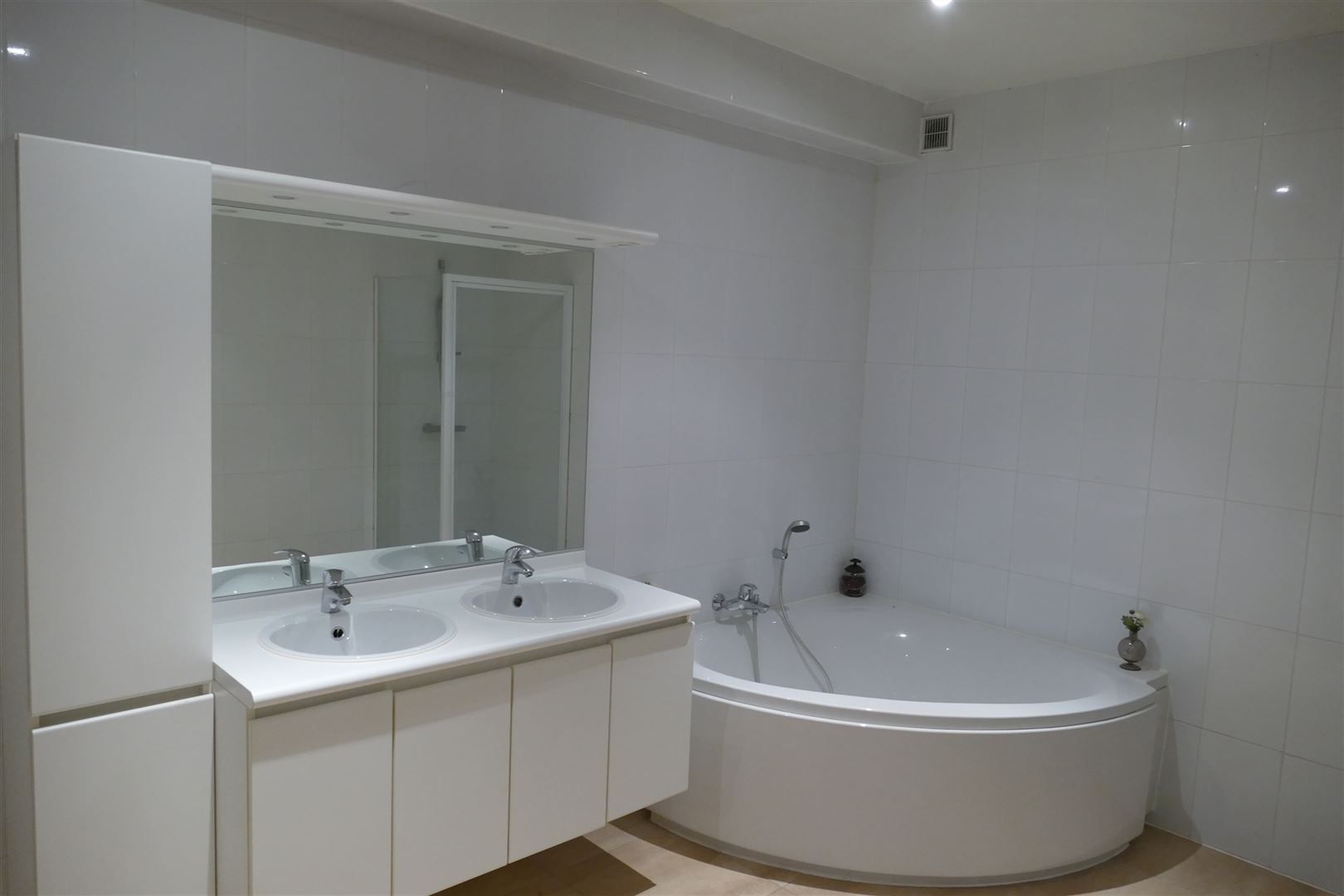Modern gelijkvloersappartement + tuin & garage op toplocatie foto 7