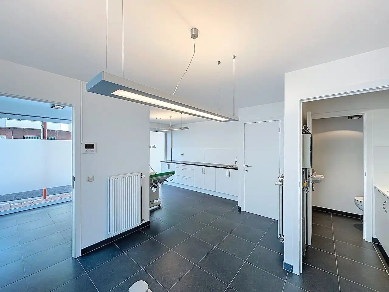 Praktijkruimte in standingvolle residentie ter hoogte van de Knokkestraat te Heist. foto 5