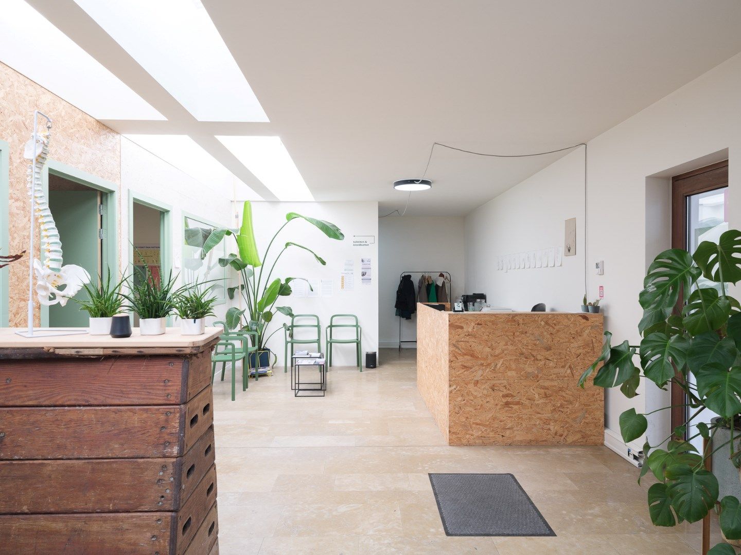 Ruim commercieel kantoor/praktijkruimte langsheen de Coupure uit 1997 met 205 m² bruikbare oppervlakte foto {{pictureIndex}}