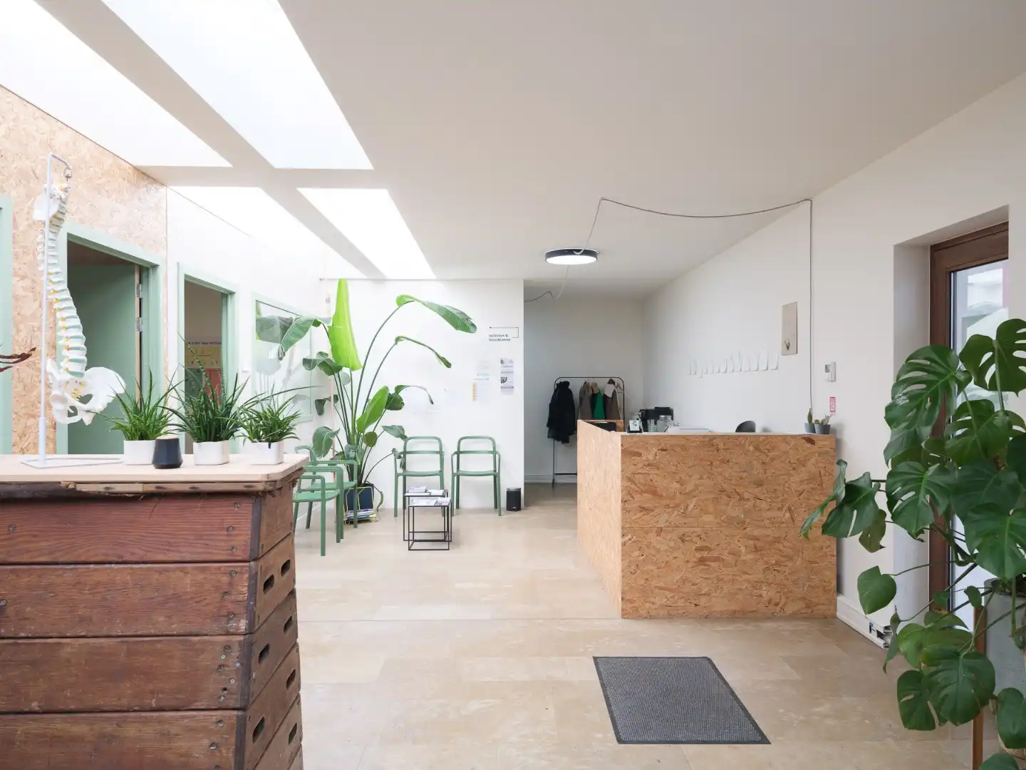 Ruim commercieel kantoor/praktijkruimte langsheen de Coupure uit 1997 met 205 m² bruikbare oppervlakte foto {{pictureIndex}}