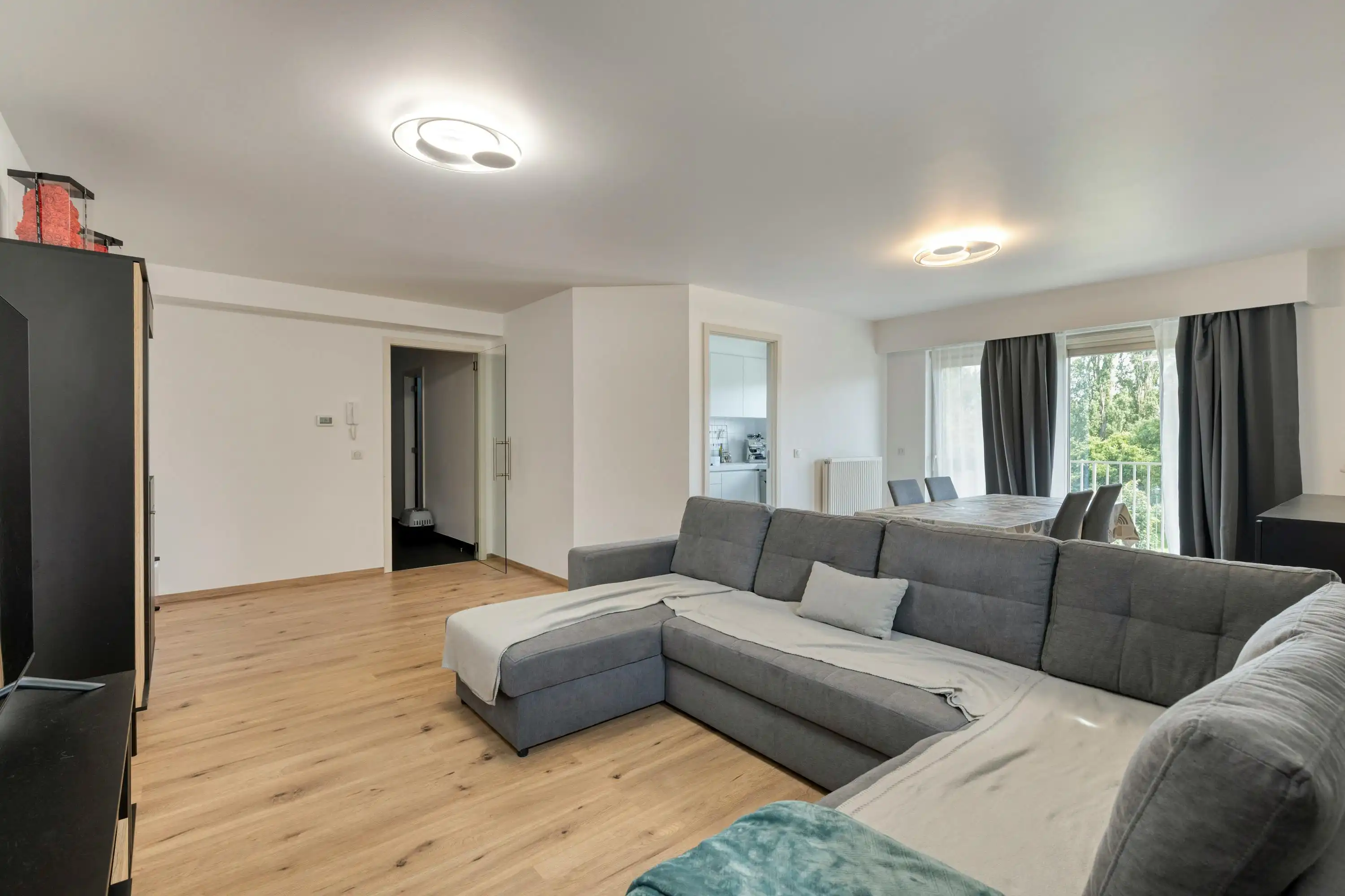 Lichtrijk appartement met twee slaapkamers in Anderlecht foto 3