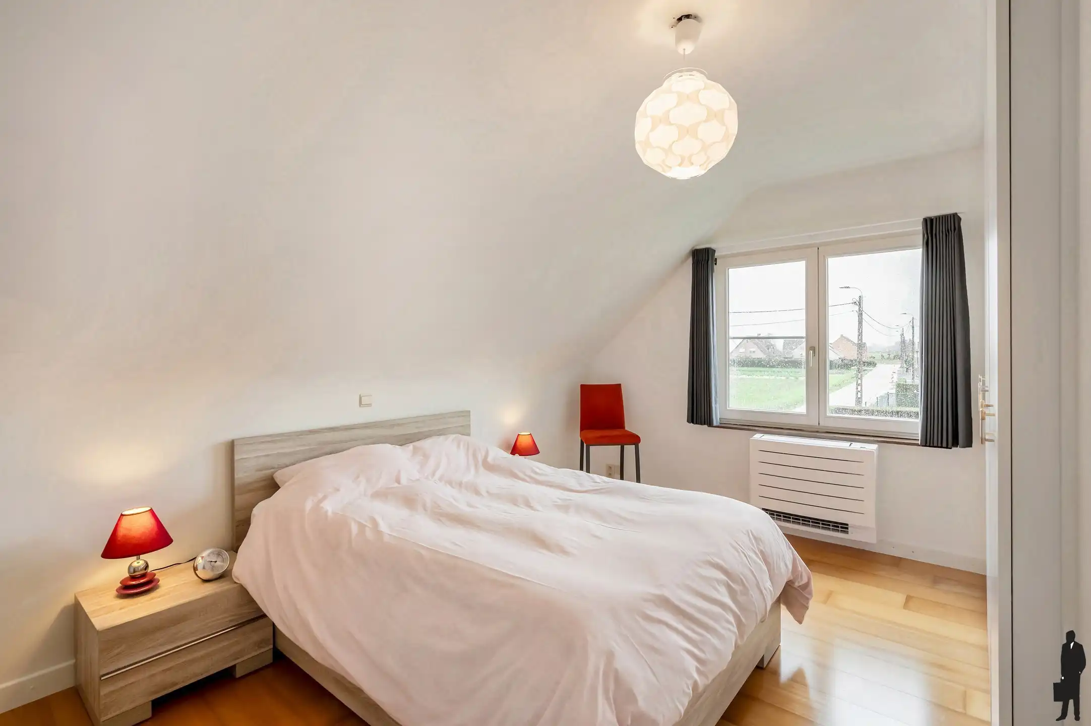 Instapklare woning met 3 slaapkamers en bureauruimte op toplocatie te Leest. foto 15