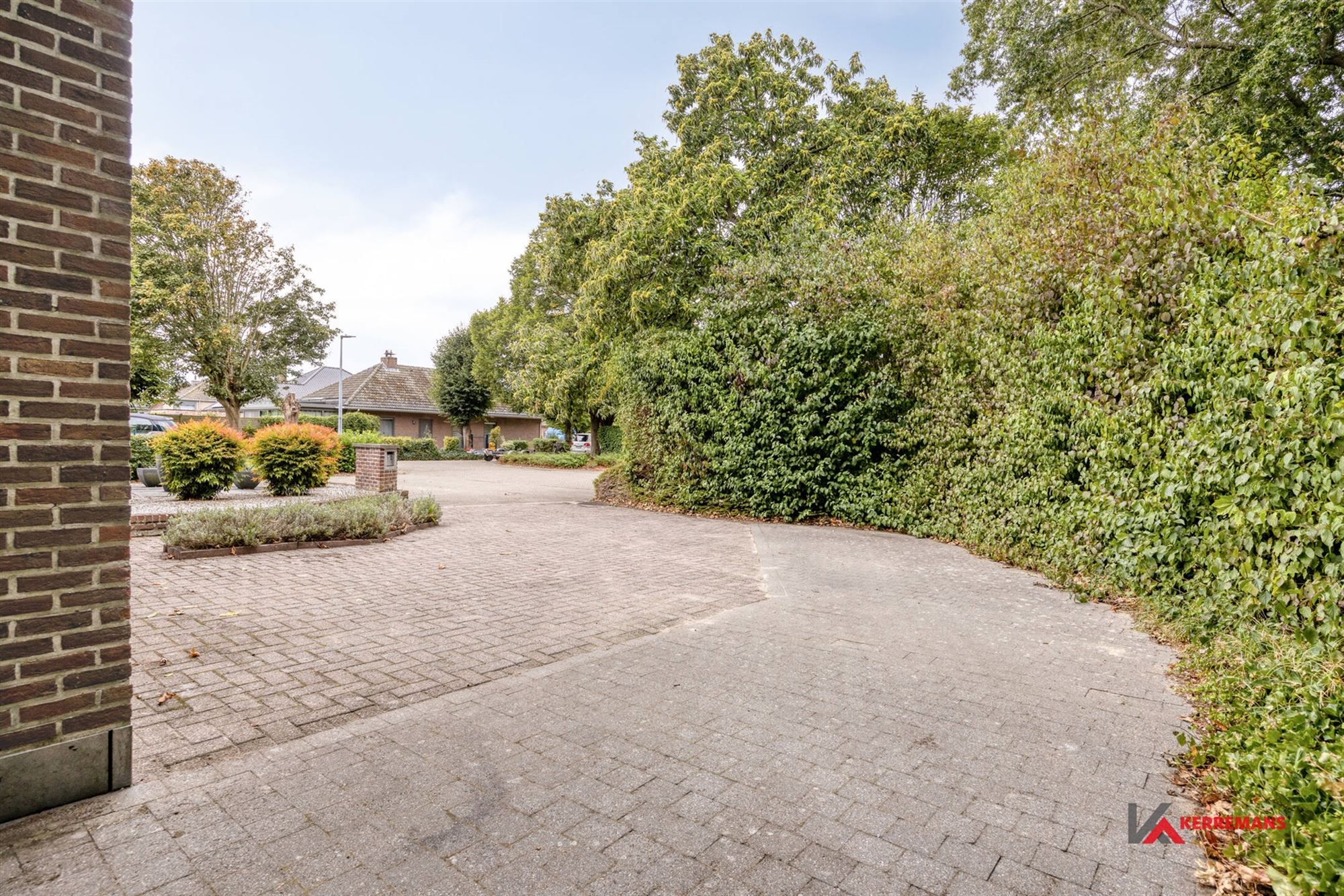 Laagbouwwoning met 3 slaapkamers, garage en tuin.  foto 24