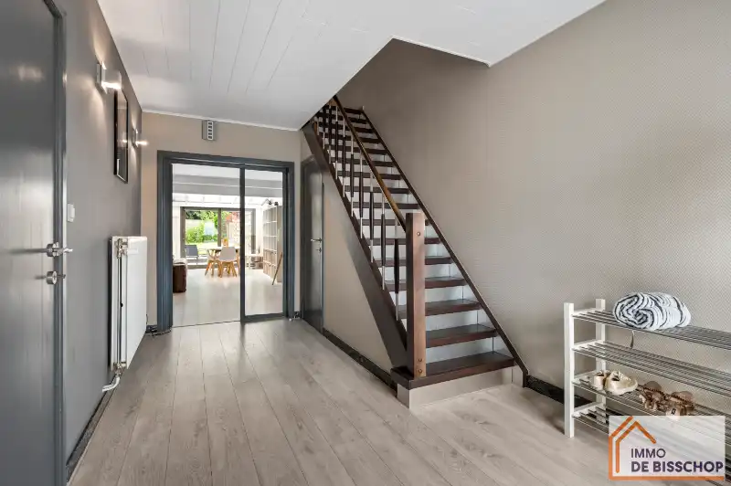 Instapklare woning met 3 slaapkamers, tuin en garage foto 2