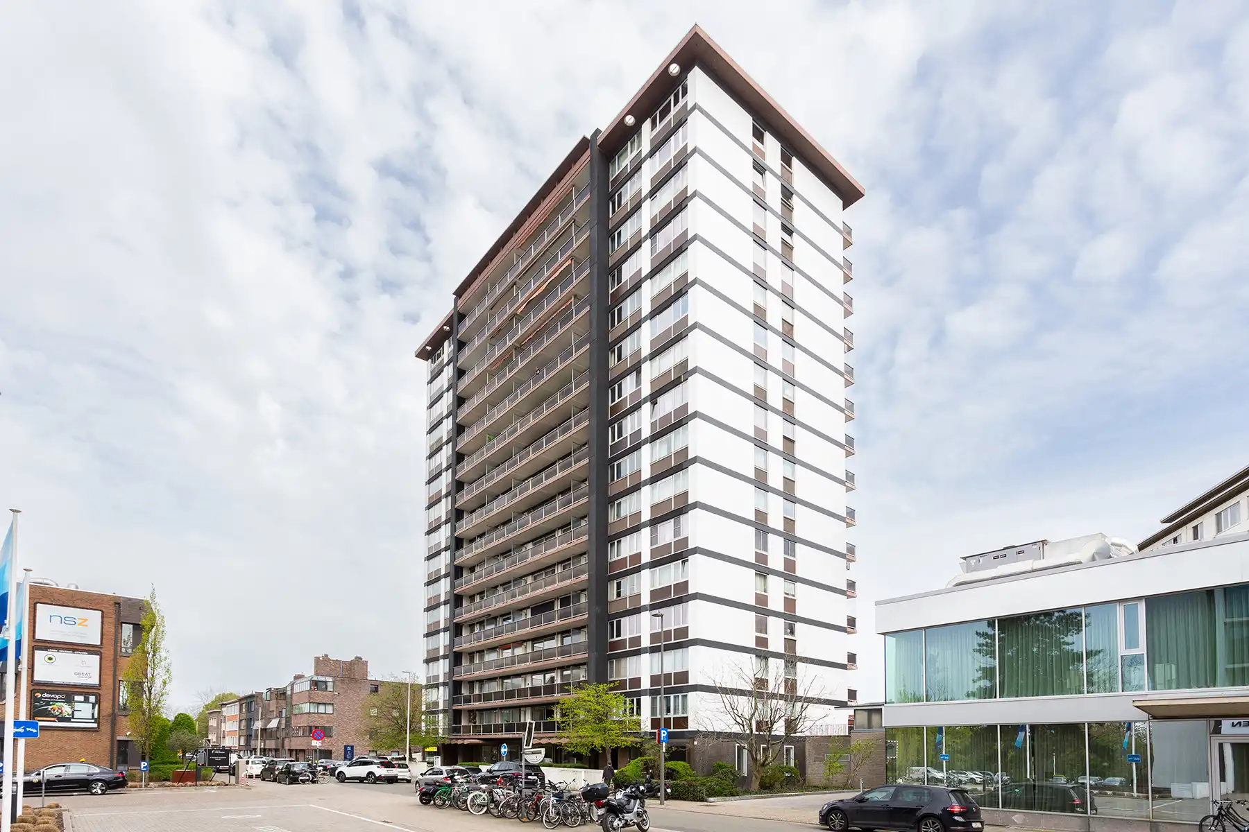 SALES & RENT back. Ruim 3 slpk appartement met terras en P foto 14