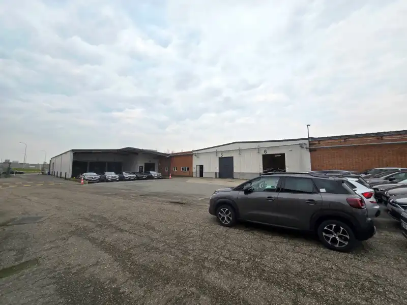 Industriële site met kantoorruimte te huur foto {{pictureIndex}}