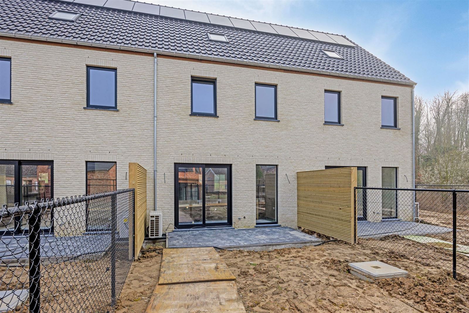 Energiezuinige instapklare nieuwbouwwoning met 3 slaapkamers, bureau,  tuin en parkings foto 22