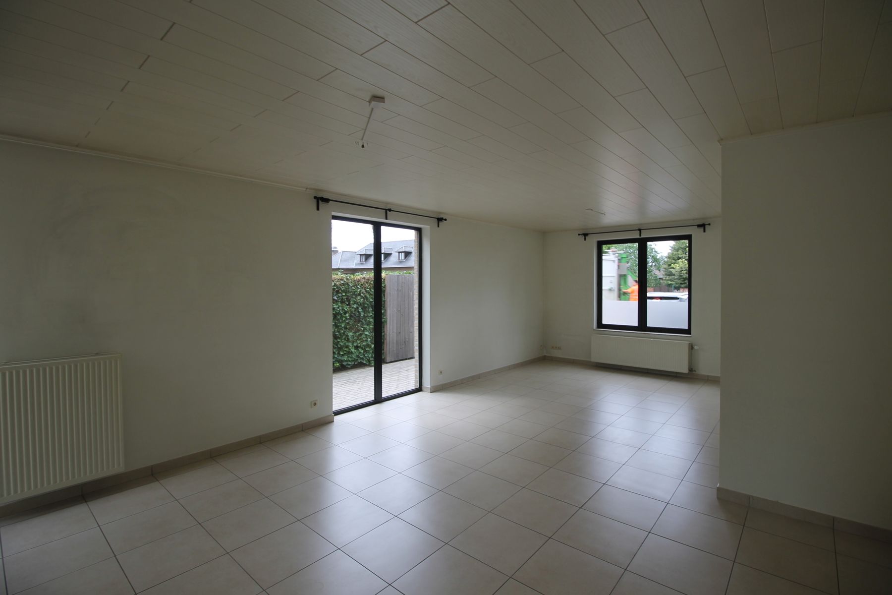 Recente halfopen bebouwing met ruime tuin, terras en garage foto 4