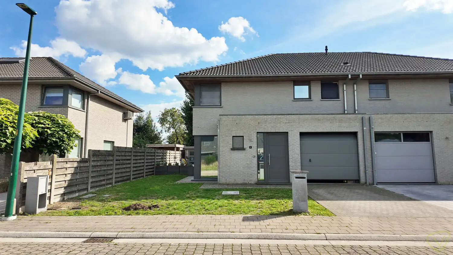 Ruime en moderne woning te huur in Maldegem met 4 slaapkamers en garage - perfect voor comfortabel wonen nabij alle voorzieningen! foto {{pictureIndex}}