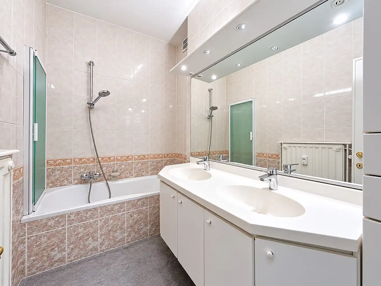 2 slaapkamer appartement met terras en staanplaats te Wilrijk! foto 12