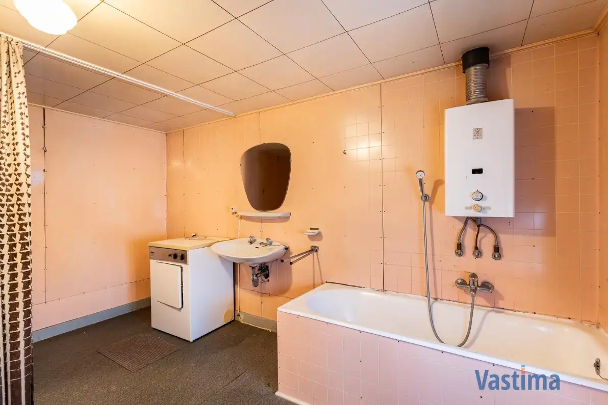 Woning met loods en grote tuin foto 16