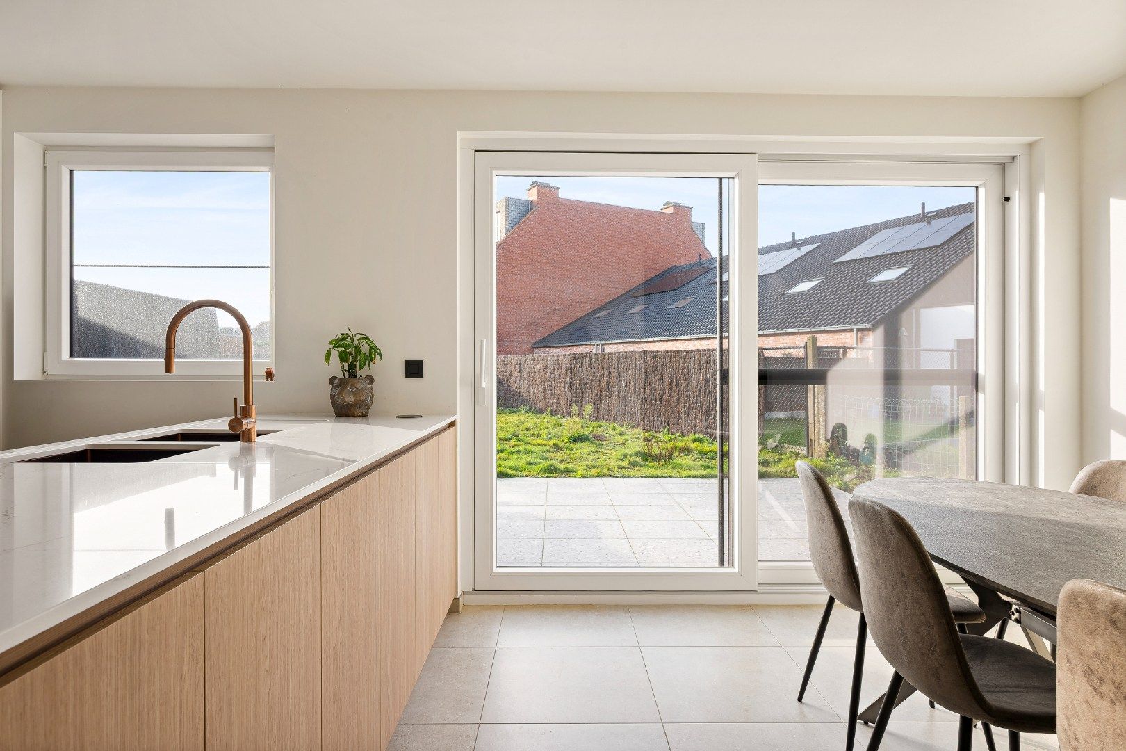 Halfopen nieuwbouwwoning met 3 slaapkamers, garage en zonnige tuin in Dadizele-centrum foto 4