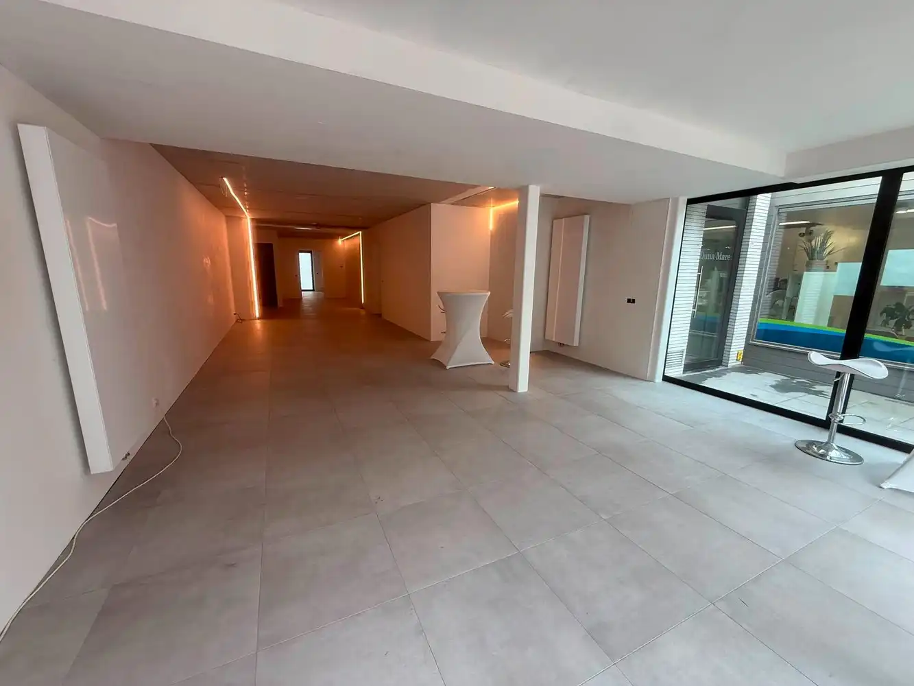 Instapklare nieuwbouw handelsruimte op A-locatie in Oostduinkerke foto 2