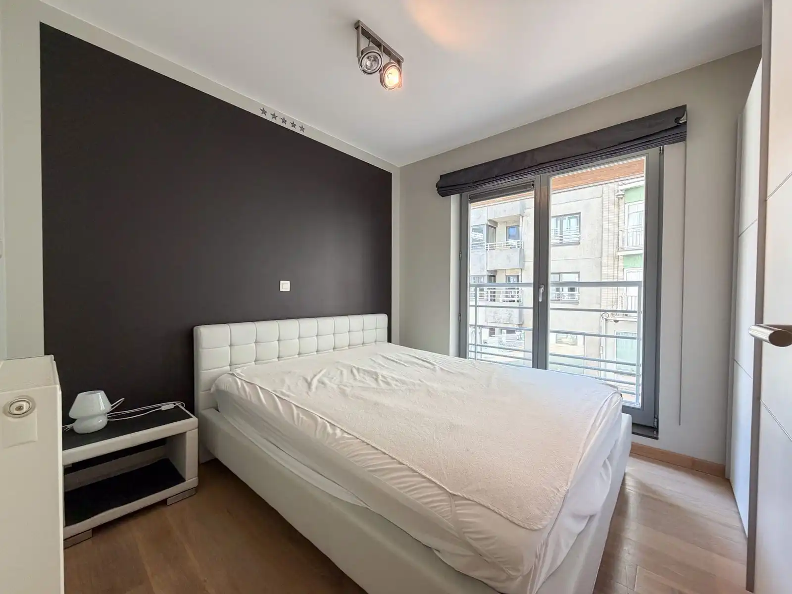 Lichtrijk hoekappartement met 1 slaapkamer in hartje Oostende foto 5