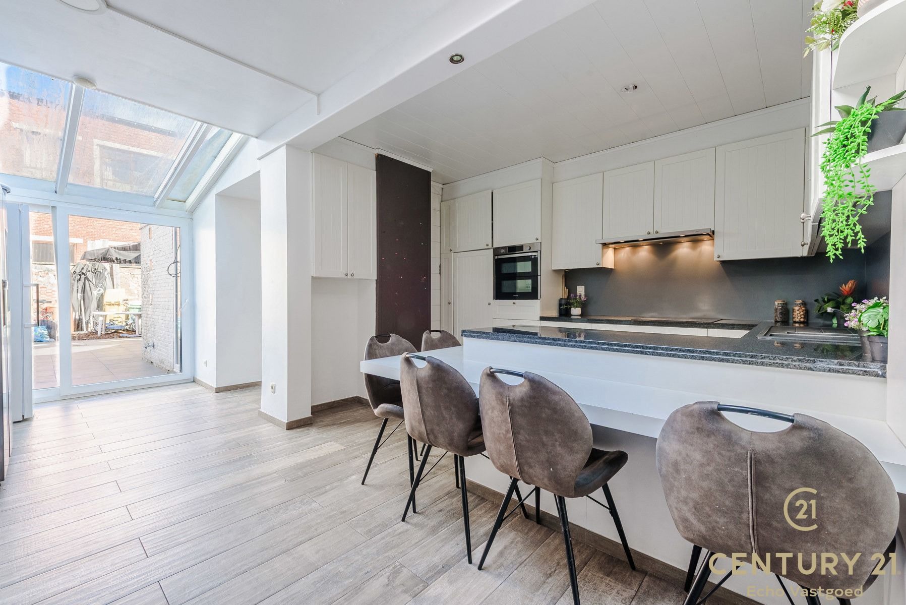 Ruime, gerenoveerde woning met 4 slpk en stadstuin foto 8