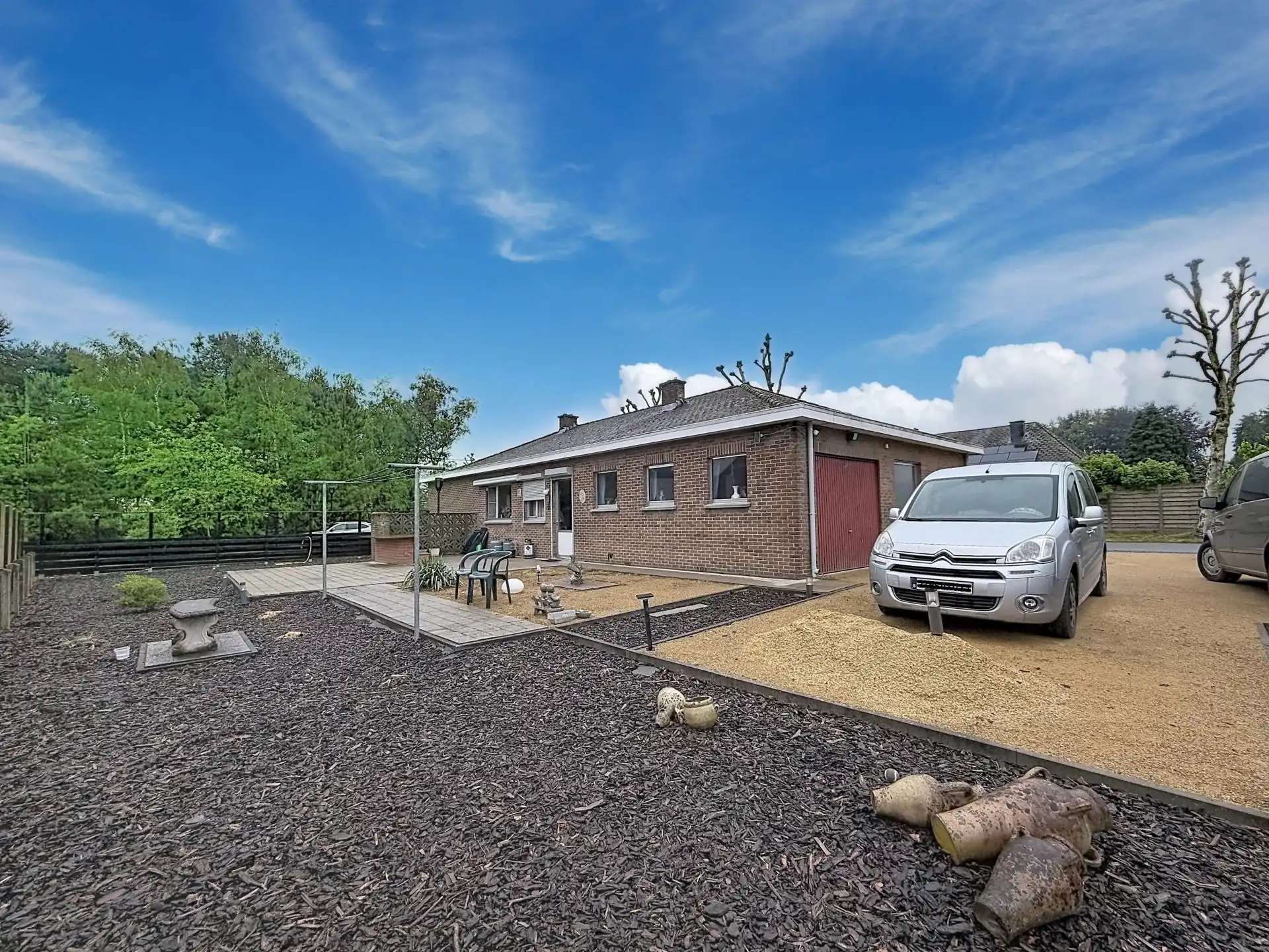 Te renoveren gelijkvloerse woning met 3 slaapkamers op een ruim perceel. foto 13