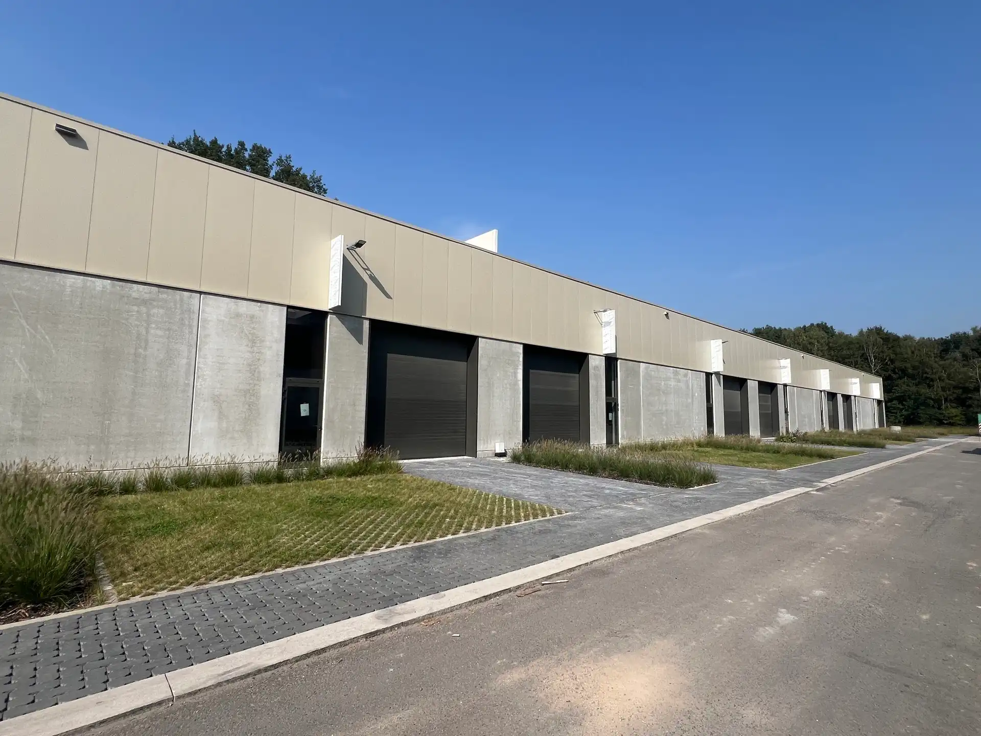 Laatste KMO-unit van 210m²  foto {{pictureIndex}}