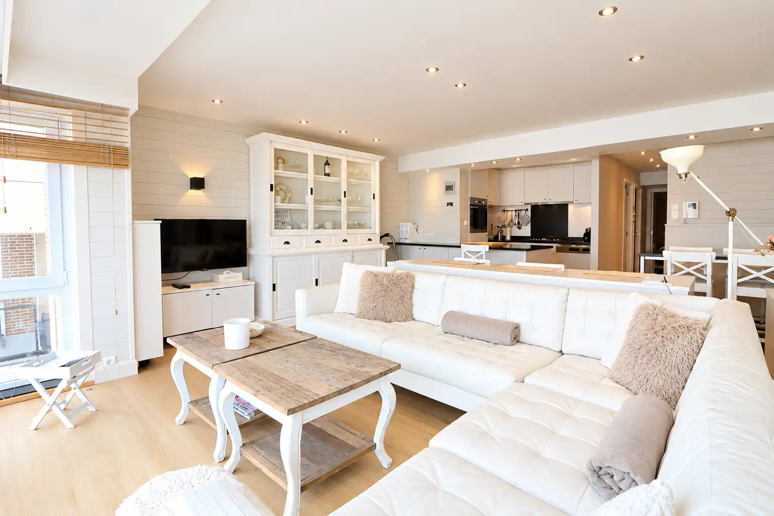 Instapklaar 2-slaapkamerappartement met fantastisch zicht op zee.  foto 8