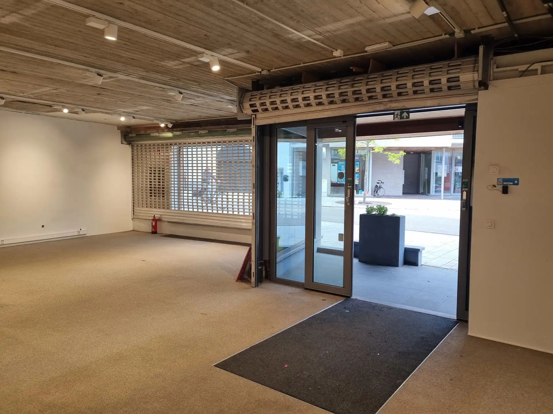 TE KOOP: appartementsblok met handelsgelijkvloers foto 4