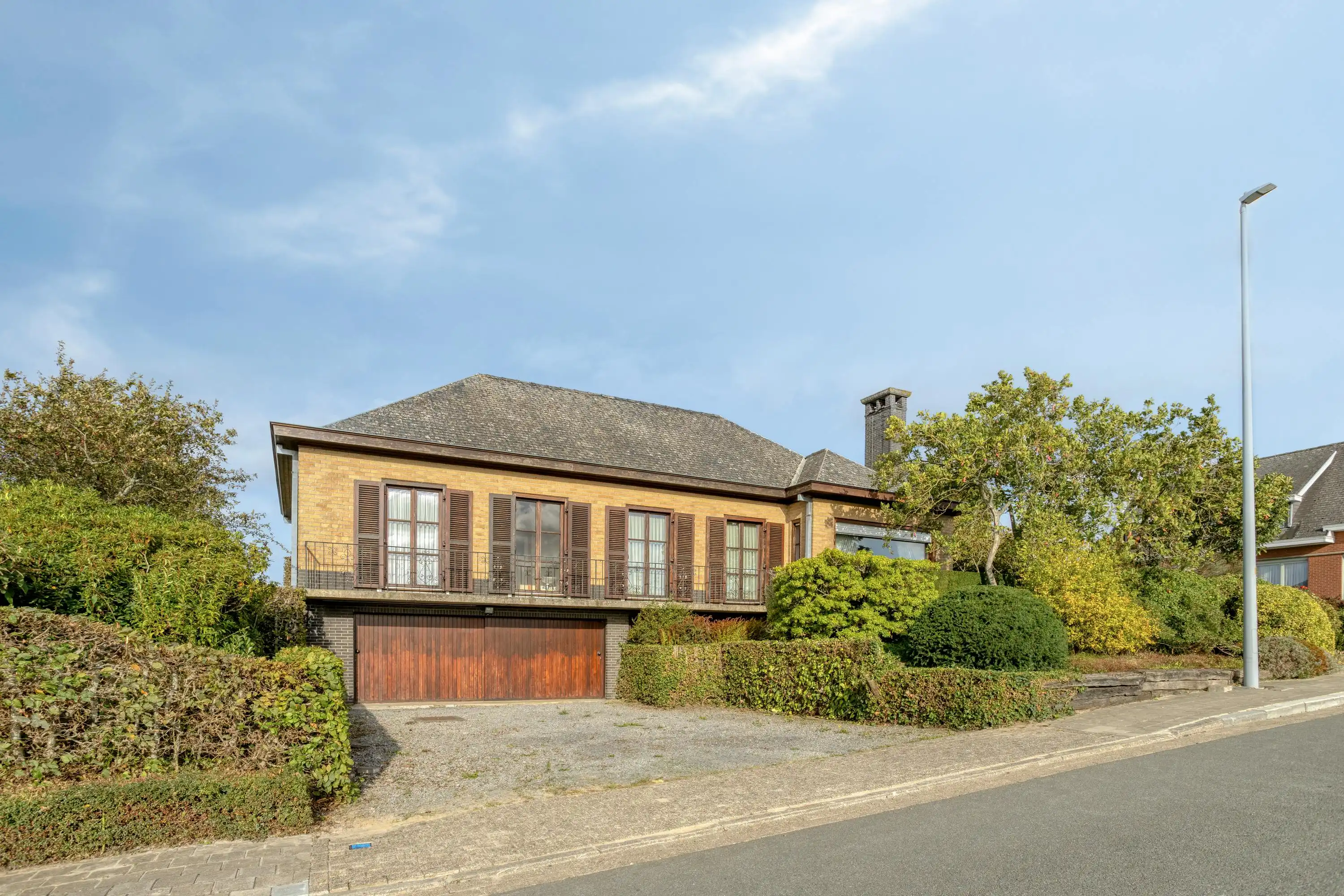 Ruime statige woning met mogelijkheden te koop in Deerlijk foto {{pictureIndex}}