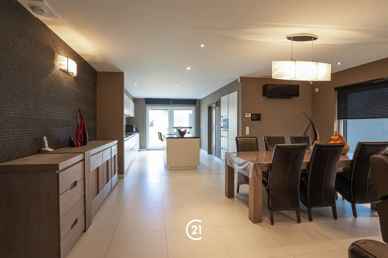 Instapklare gezinswoning met ruime garage foto 3
