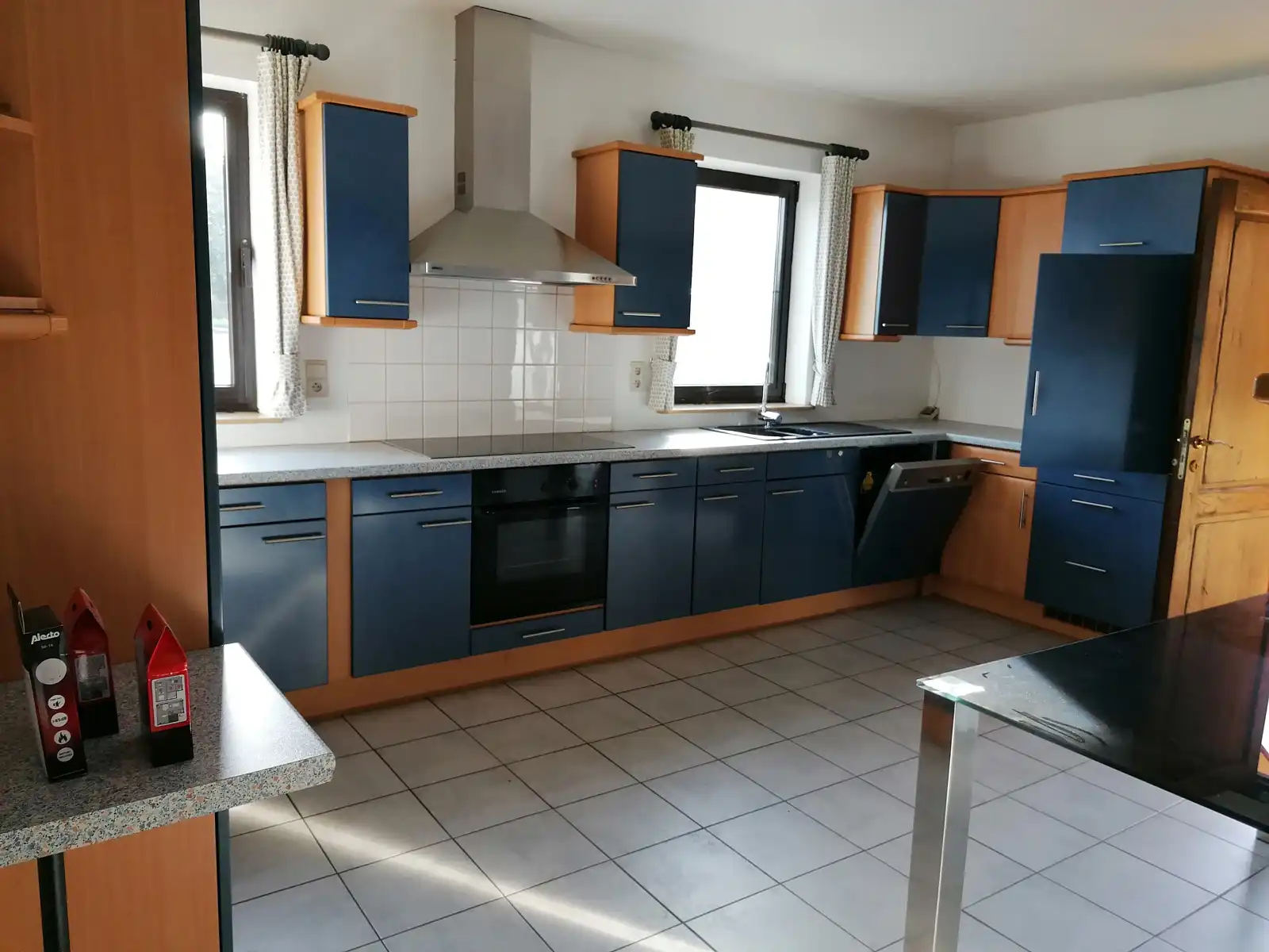 Handelspand met woonst, showroom, loods en parking foto 23