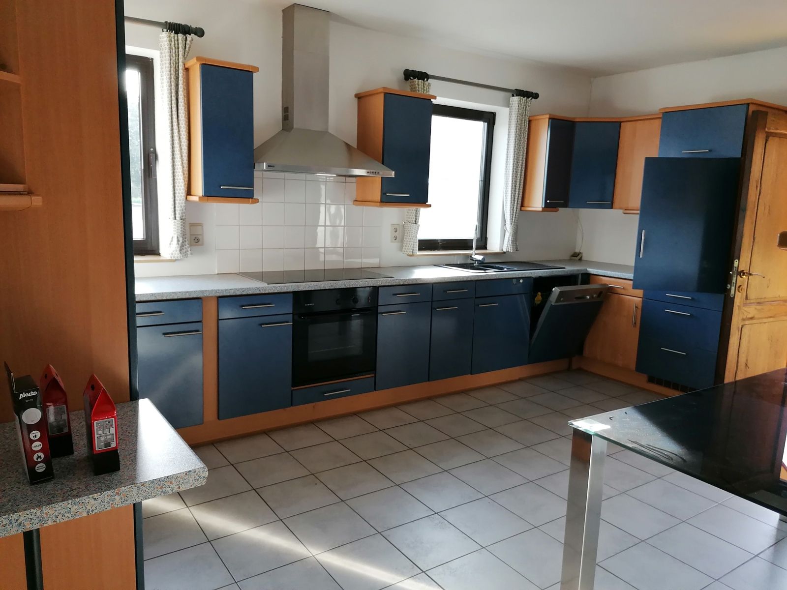 Handelspand met woonst, showroom, loods en parking foto 23