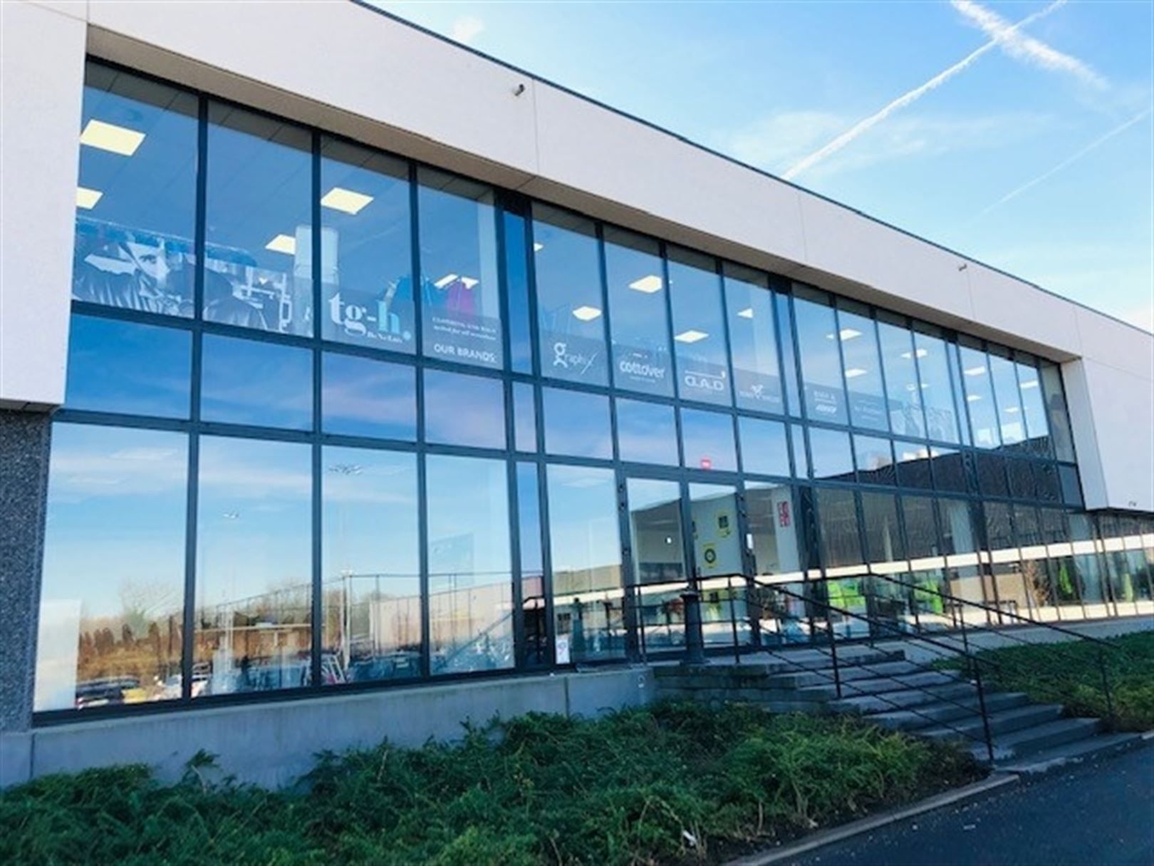 Moderne kantoorruimte in duurzaam logistiek park foto {{pictureIndex}}