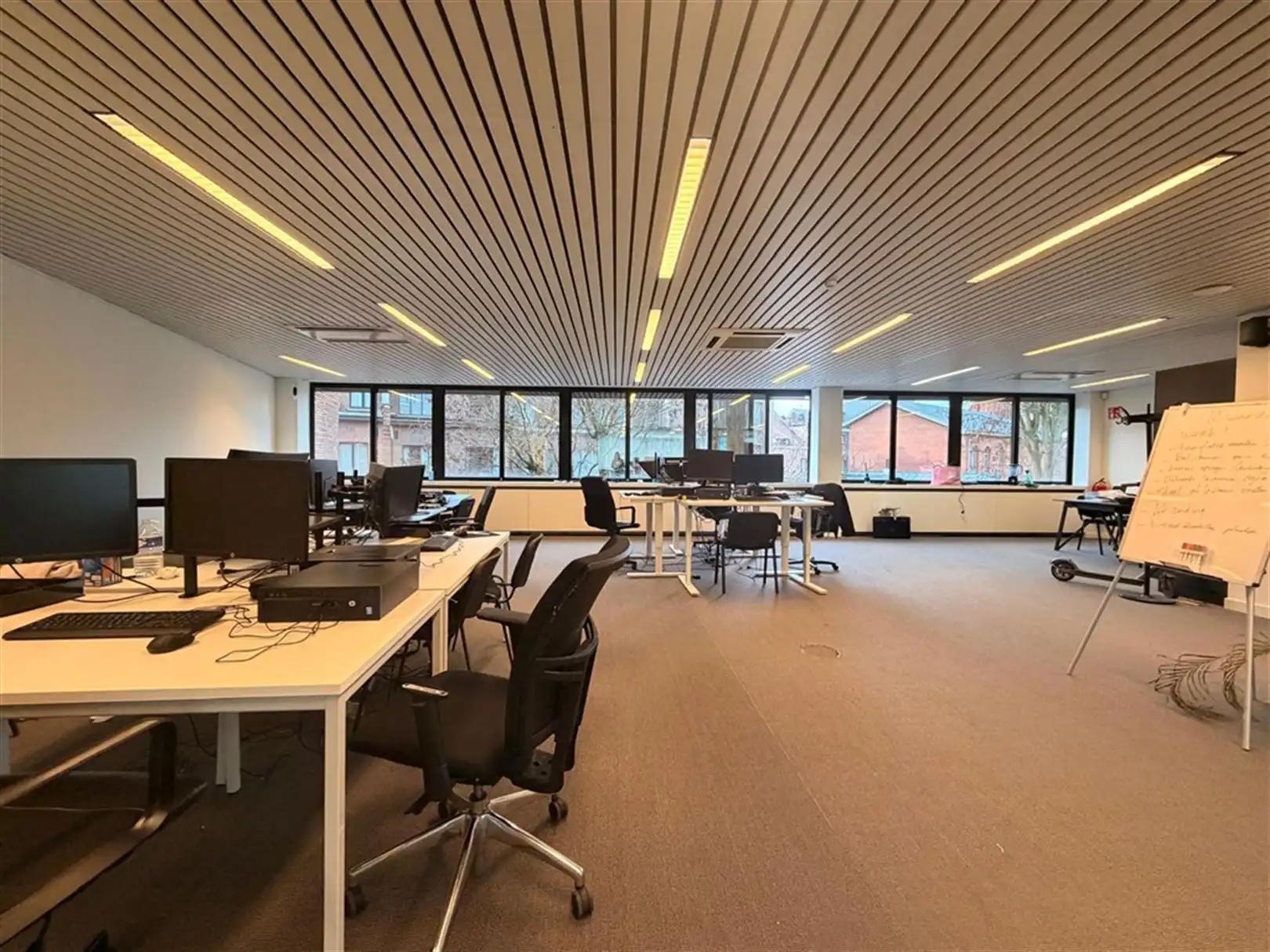 Instapklare kantoren (172m² en 312m²) te huur met uitstekende bereikbaarheid foto 2