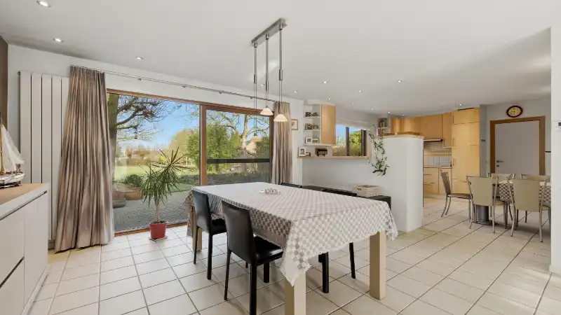 Villa van 209m² met 4 slaapkamers en zeer mooie tuin op 17 are foto 6