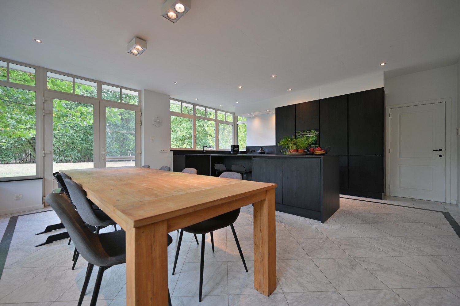 Royale gezinswoning met prachtige leefkeuken op een perceel van 19a, grenzend aan natuurgebied foto 6