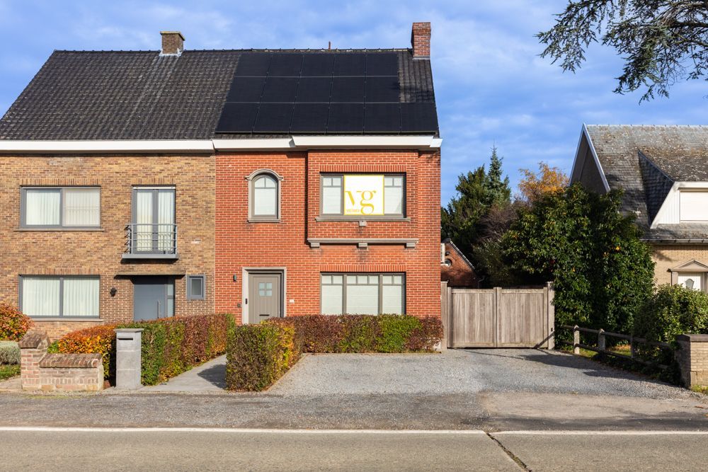 Halfopen woning met tuin, garage en pergola foto 21