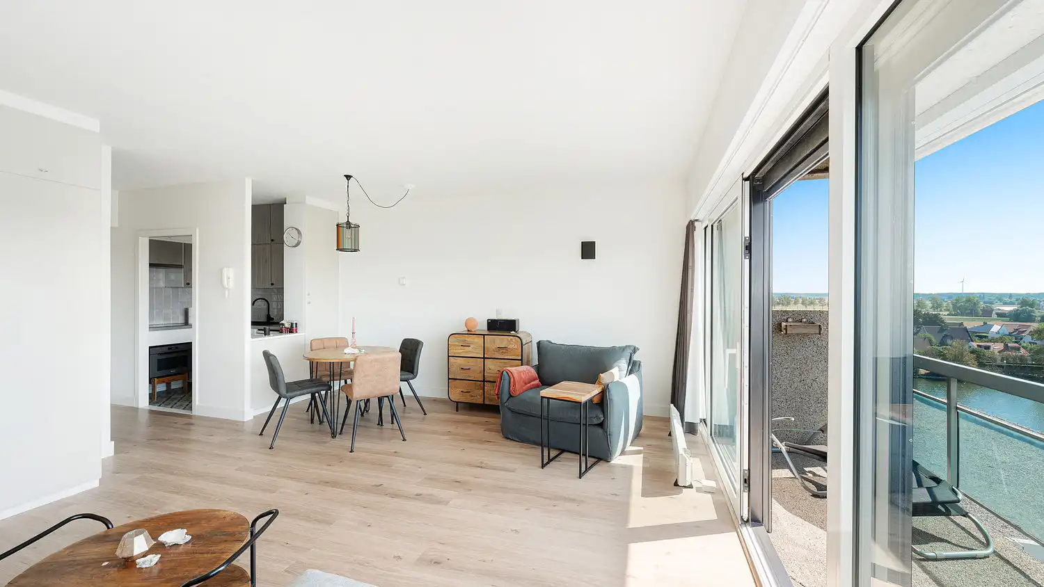 Prachtige studio met zonnig terras en open zichten foto 3
