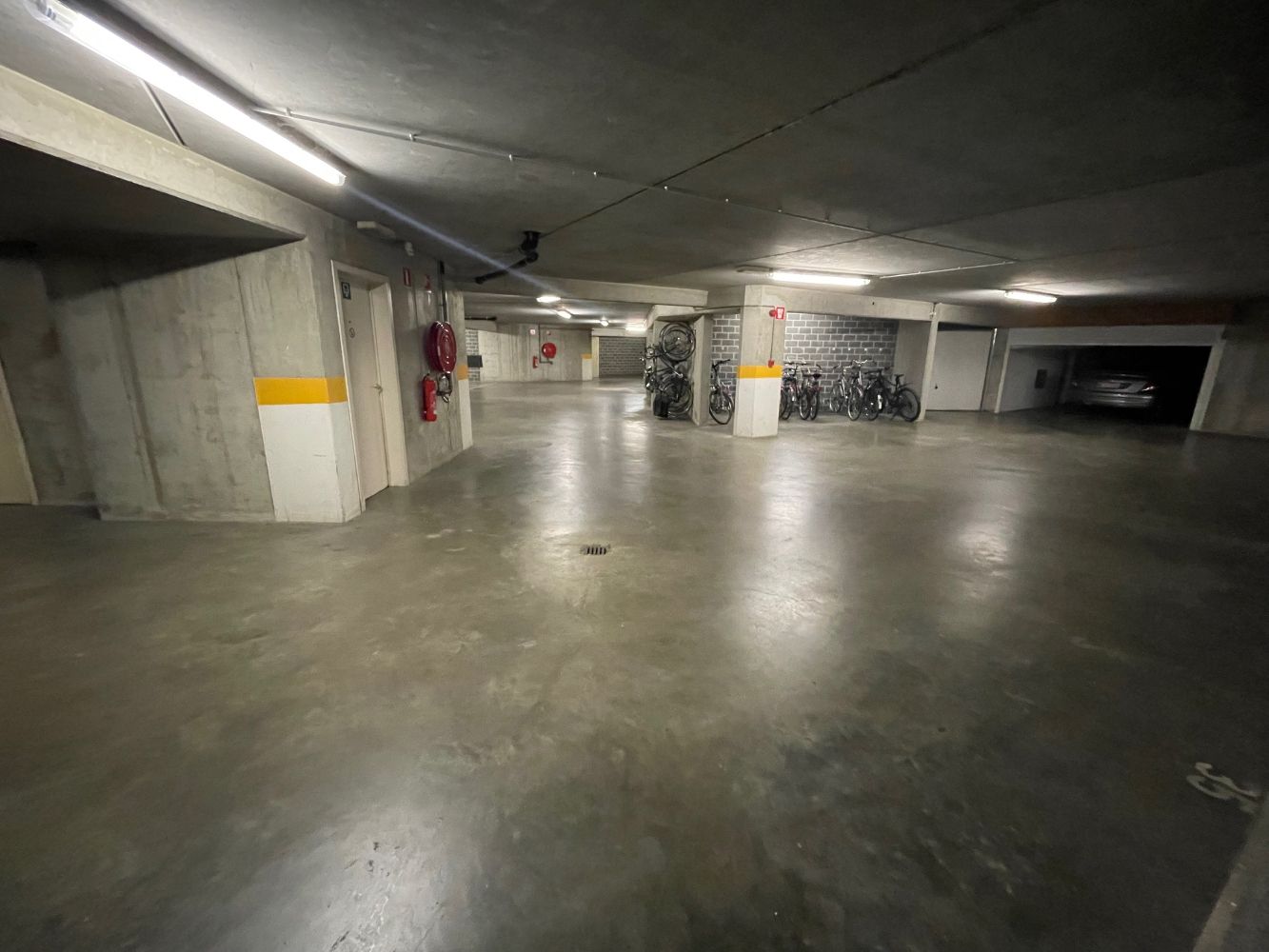 Staanplaats gelegen in een garagecomplex in een gebouw dichtbij het Stationsplein van Blankenberge. foto 9