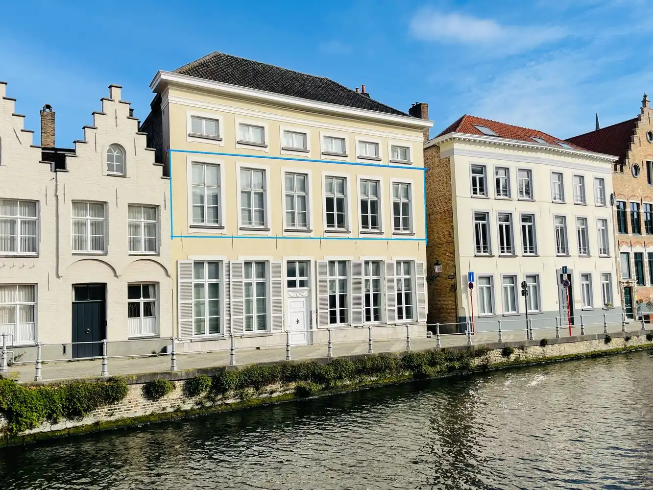 Brugge,aan de SINT-ANNAREI , DUBBEL APPARTEMENT( 250m²)  in een herenhuis  vooraan zicht op de Sint-Annarei, achteraan zicht op een grote gemeenschappelijke tuin,2  livings, 2 keukens, 4 slaapkamers, 2 badkamers. foto 6