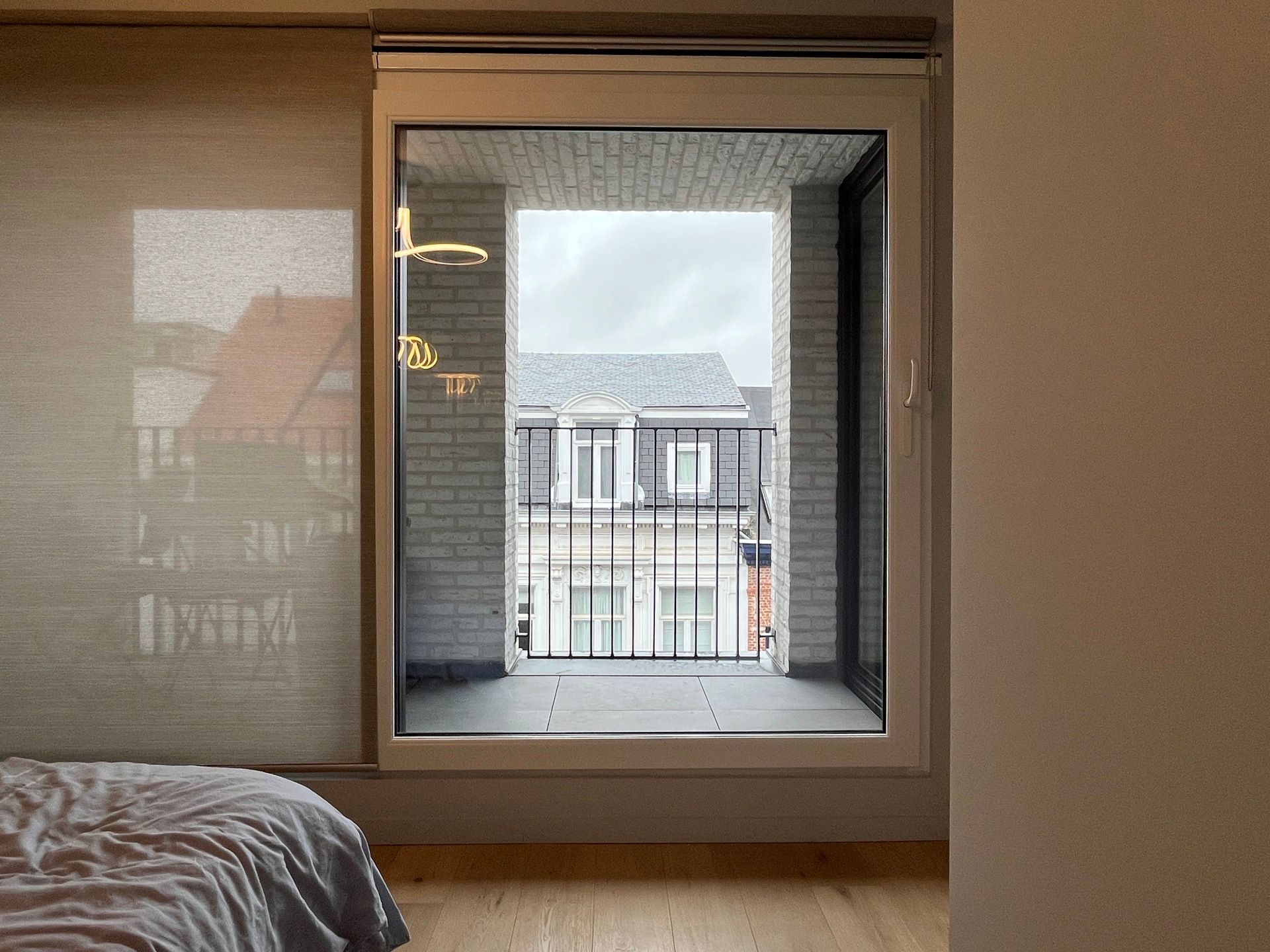 Modern en lichtrijk appartement met terras. foto 8
