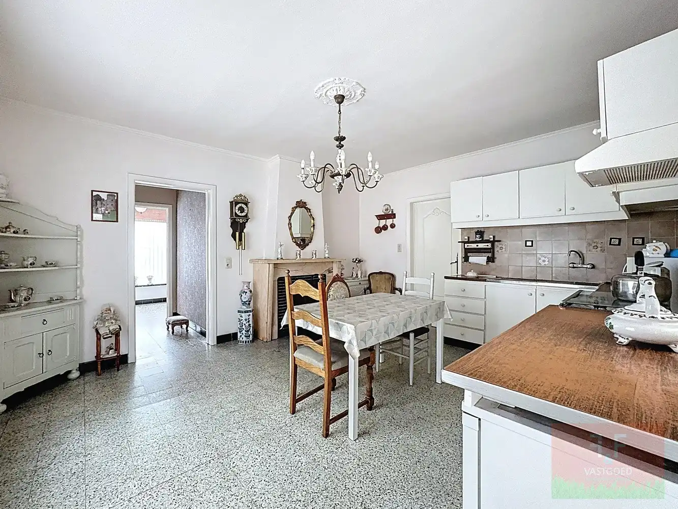 Open gezinswoning met ruime slaapkamers, garage en open tuin te Vlierzele foto 4