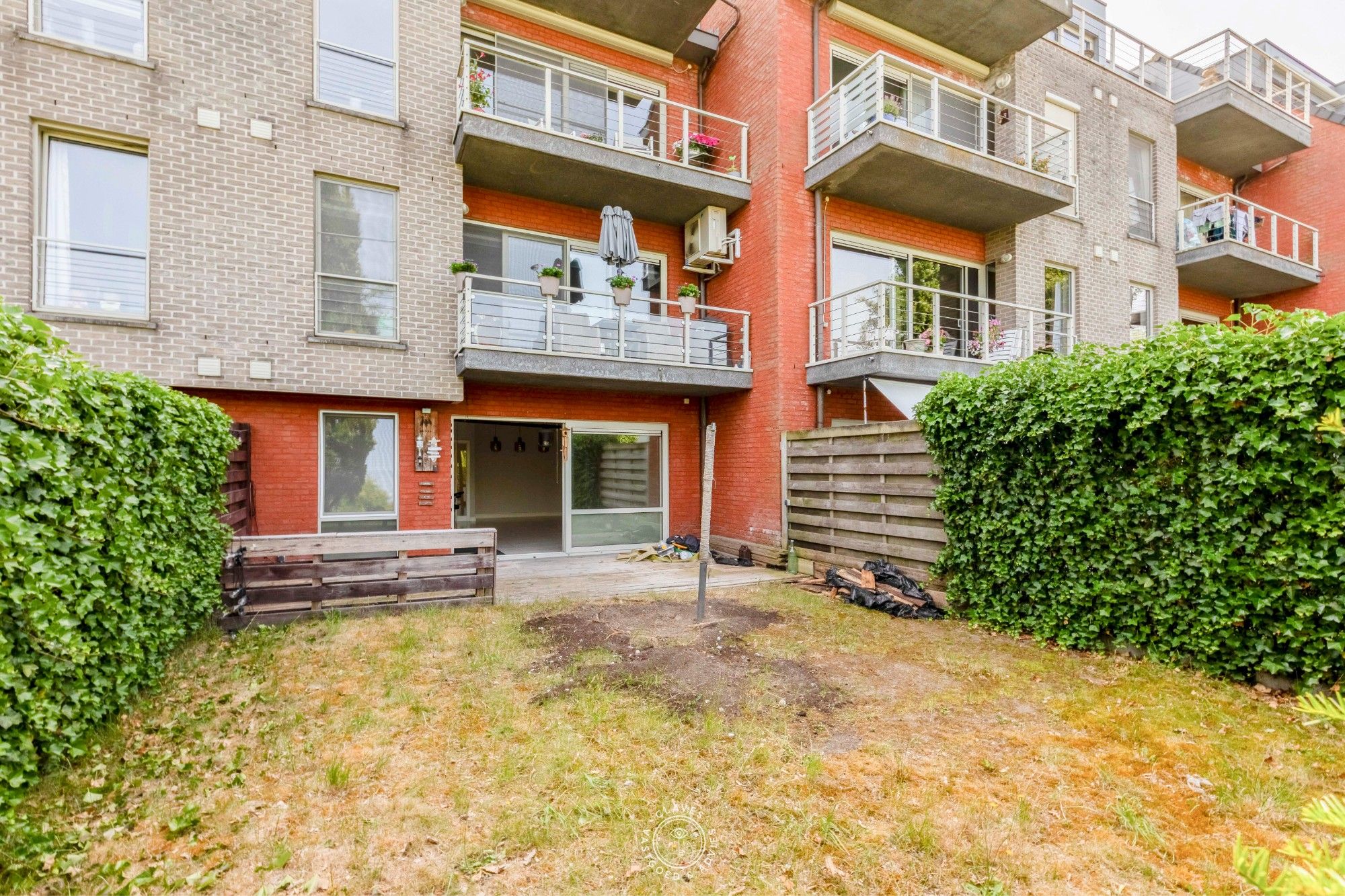 Gelijkvloers appartement met ruim terras en tuintje op een gesloten en groene residentie. foto 13