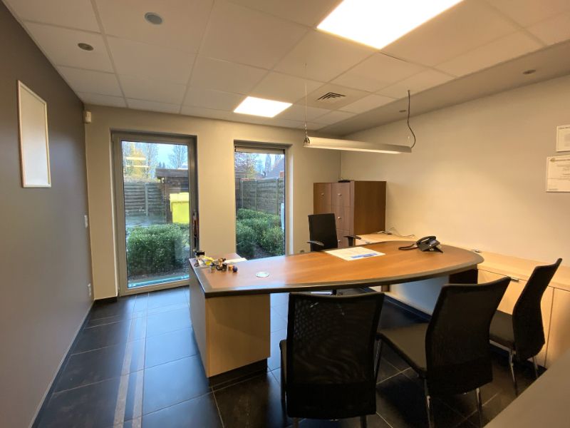 TOPLOCATIE kantoor/handelsgelijkvloers (+-231m²) + 4 autostnpl centrum Geel foto 7