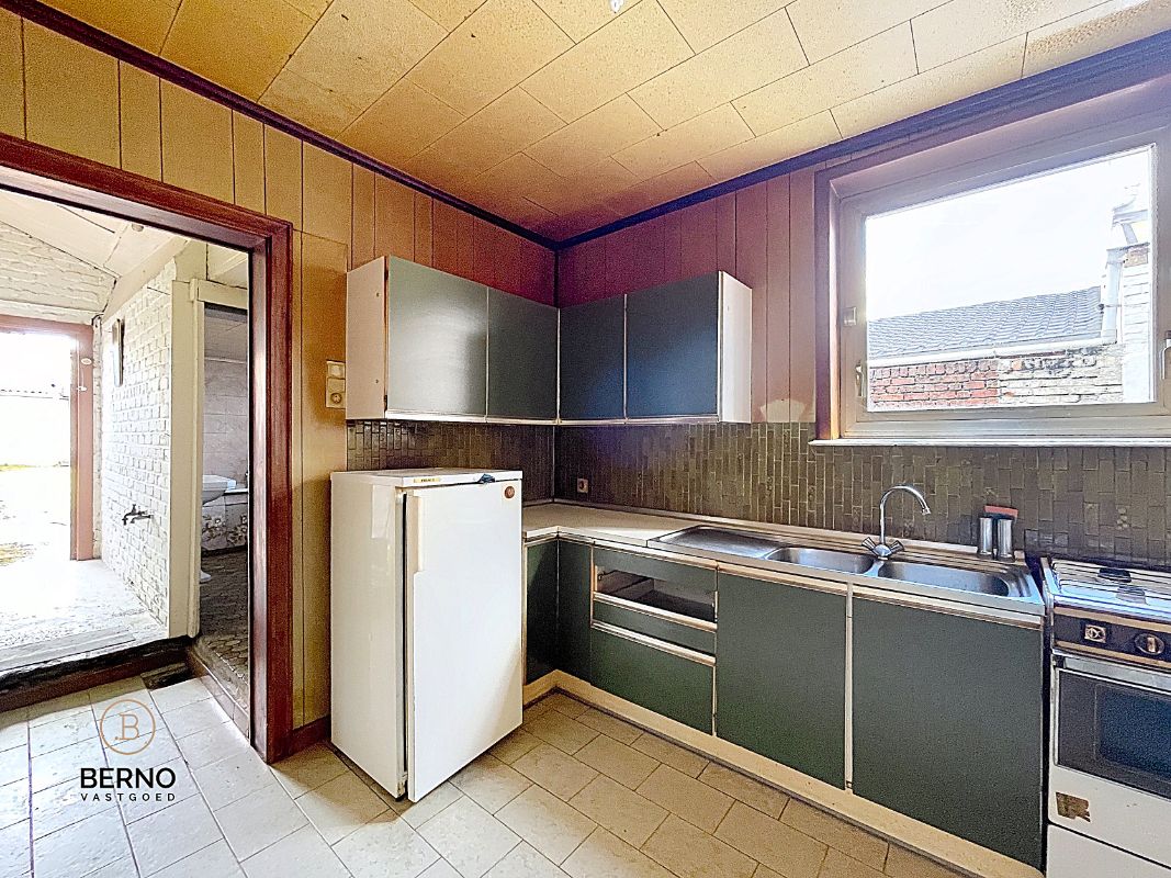 Te renoveren, ruime rijwoning met tuin en garageboxen foto 5