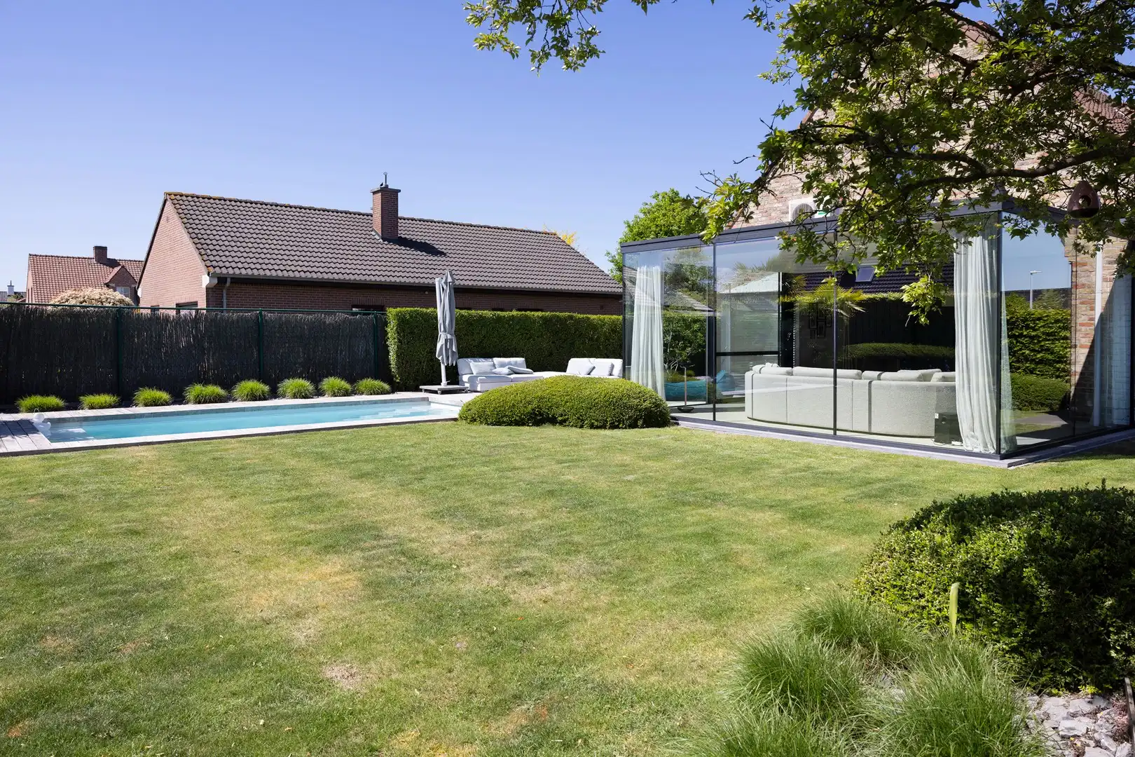 Lichtrijke woning met 3 kamers, garage, bureelhoek & zwembad. foto 14