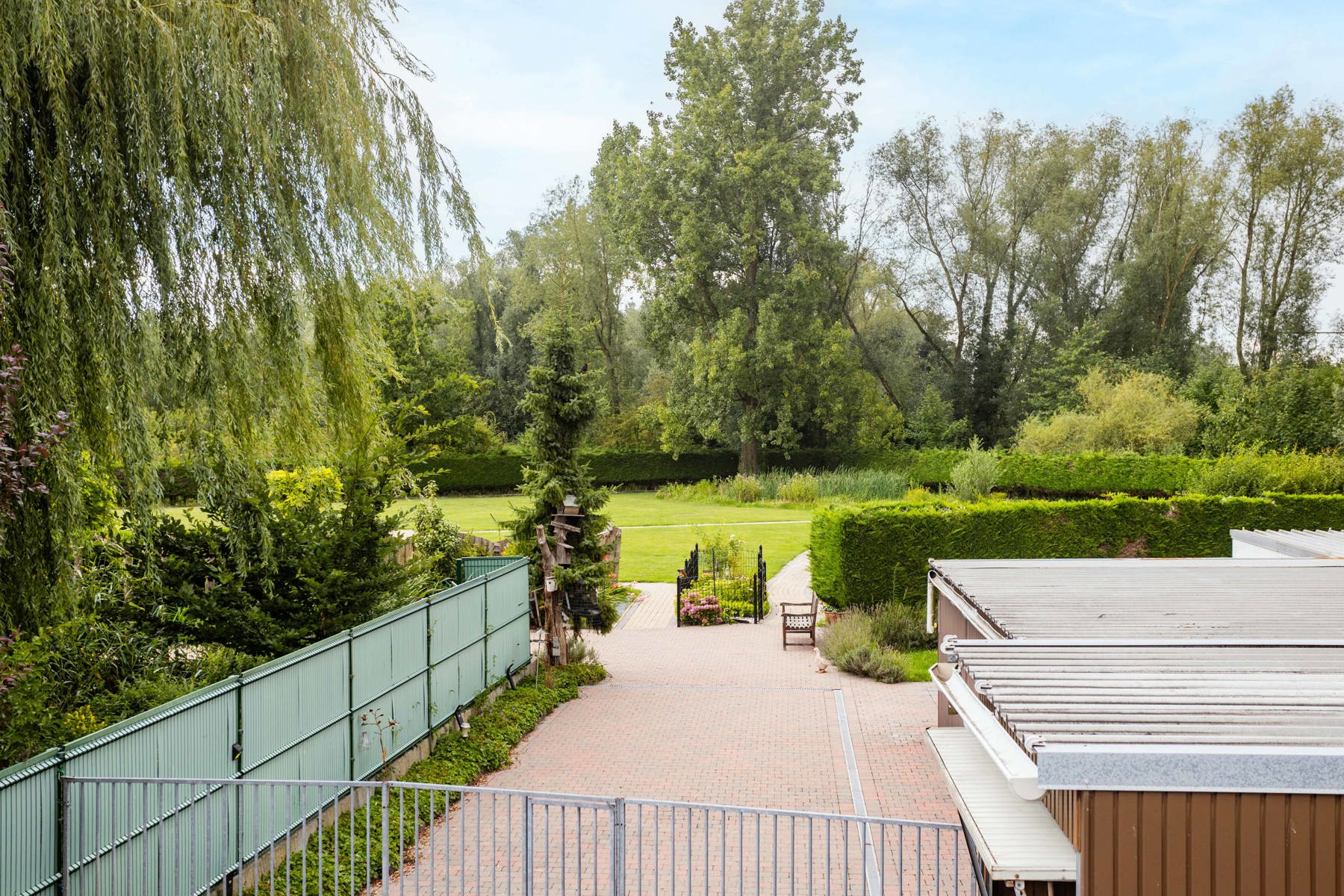 Ruime handelswoning met ruimte voor praktijk, prachtige tuin foto 14