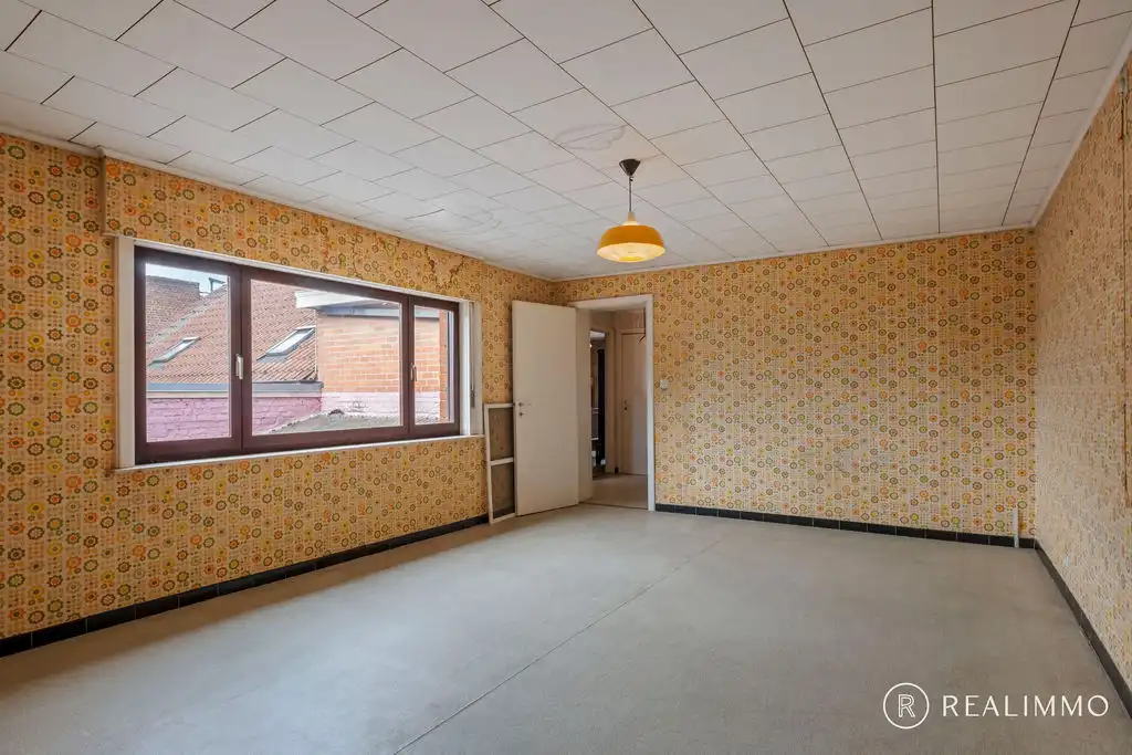 Stevige te renoveren woning in hartje Zwevegem! foto 8