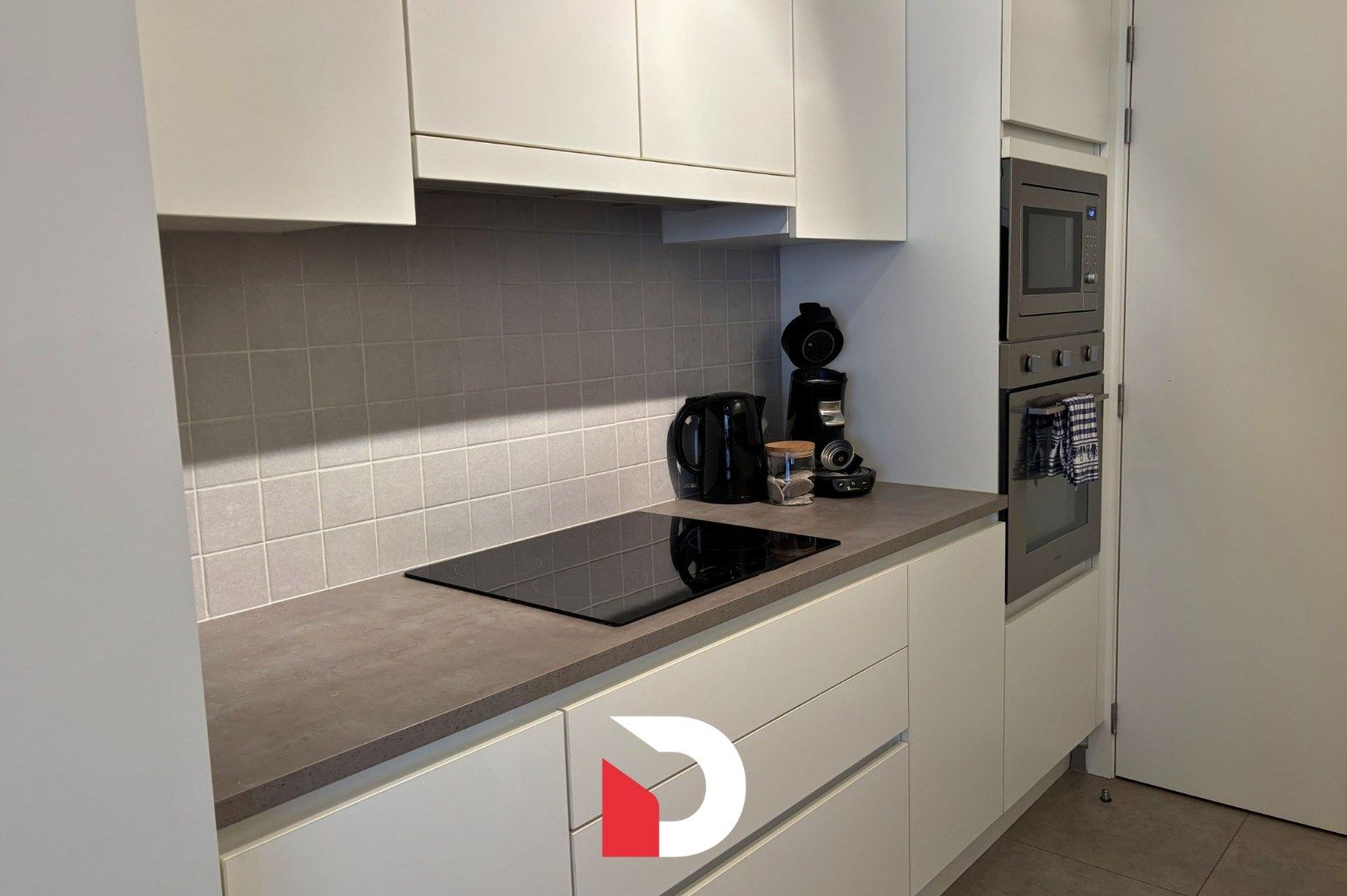 Uniek GEMEUBELD appartement met 2 slaapkamers en ruim terras foto 9