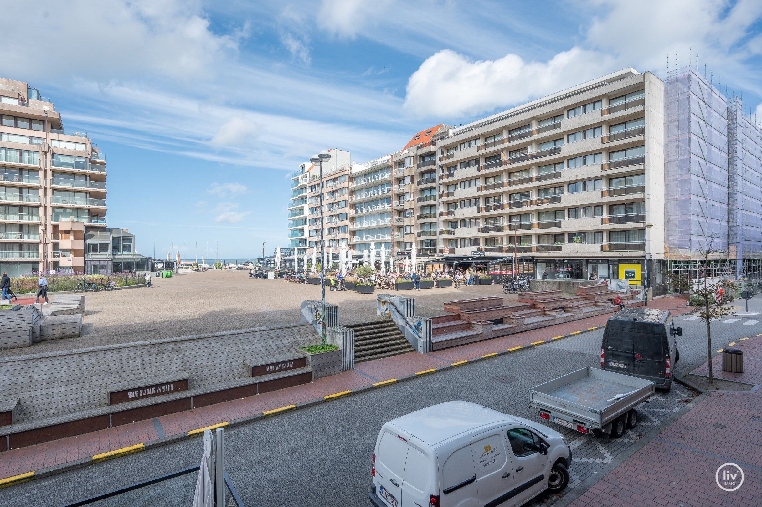 Aangenaam 2 slaapkamerappartement met frontaal ZEEzicht gelegen op het vanbunnenplein te Knokke.  foto 9